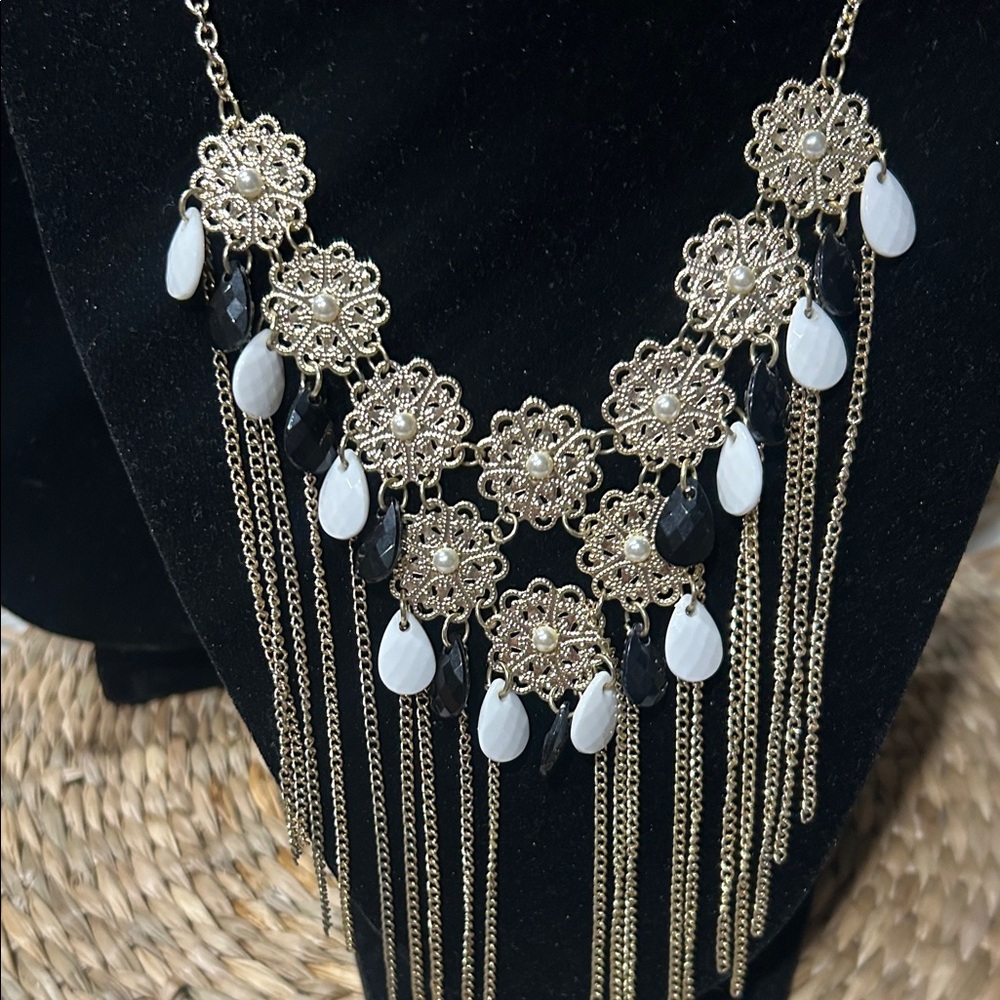Elegant Gold and White Floral Necklace - Picture 5 of 7